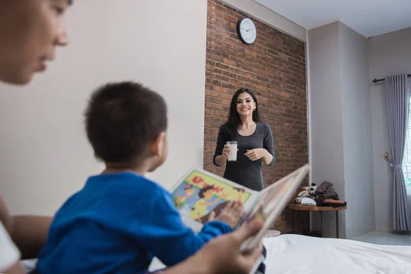 Boy reading bed time story with parent — Stock Photo, Image