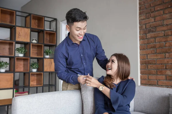 Junge asiatische glücklich Paar vorschlagen — Stockfoto