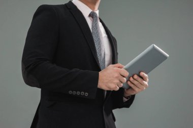 Tablet ile genç yetişkin işadamı