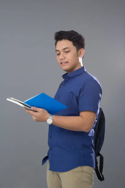 Aziatische jonge mannelijke student — Stockfoto