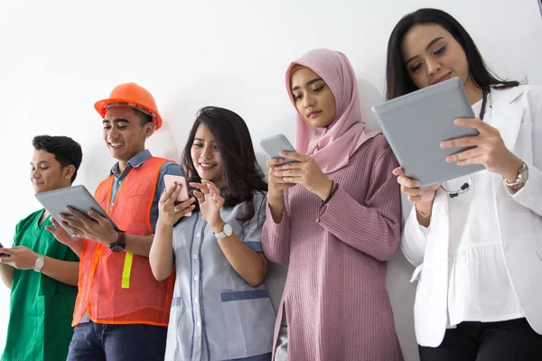 Retrato de diversas profesiones con tecnología —  Fotos de Stock