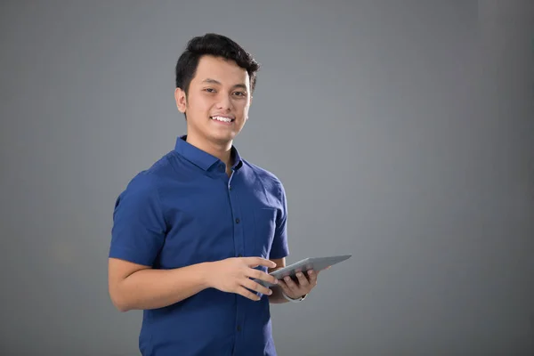 Hombre joven asiático en Casual usando tableta —  Fotos de Stock