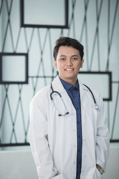 Asiático médico y el uniforme — Foto de Stock