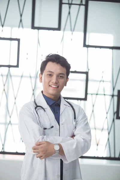 Asiático médico y el uniforme — Foto de Stock