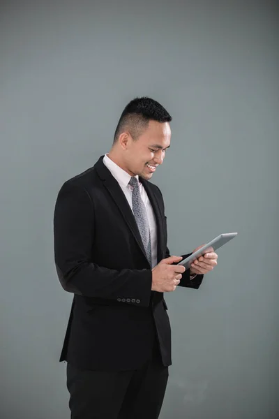 Jonge volwassen zakenman met tablet — Stockfoto