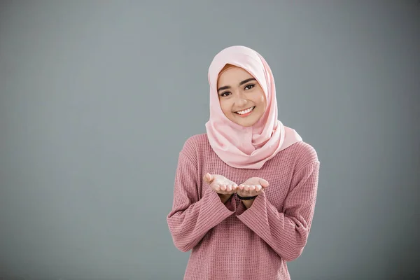 Привлекательная азиатская мусульманка — стоковое фото