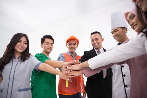 Diversas profesiones personas ponen las manos juntas — Foto de Stock