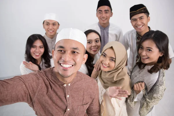 Grupp av män och kvinna asiatiska muslim — Stockfoto