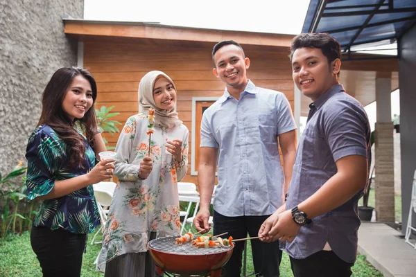 Orang asia barbekyu dengan teman-teman — Stok Foto