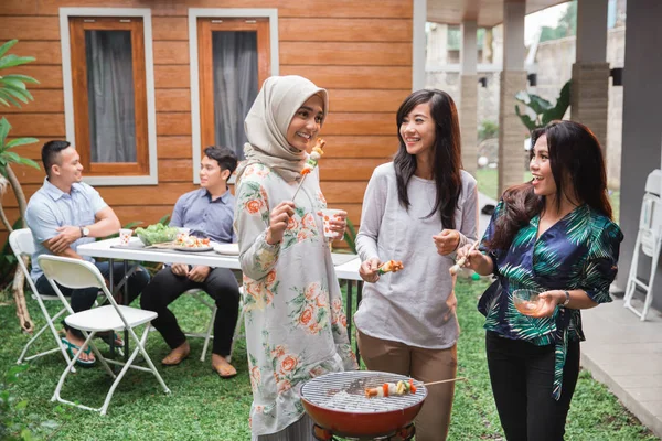 친구들 과 바베큐를 하는 아시아인들 — 스톡 사진
