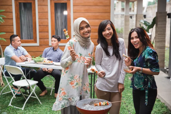 Barbecue met vrienden — Stockfoto