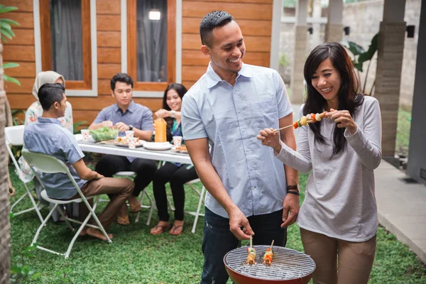 Orang asia barbekyu dengan teman-teman — Stok Foto