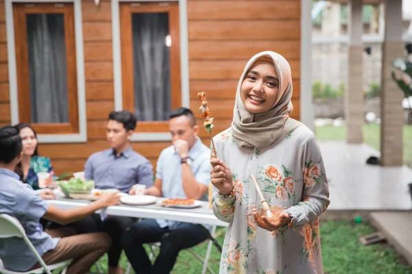 Muslimische Frau grillt mit Freunden — Stockfoto