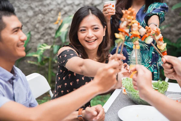 Amigos disfrutando de la comida en la fiesta al aire libre — Foto de Stock