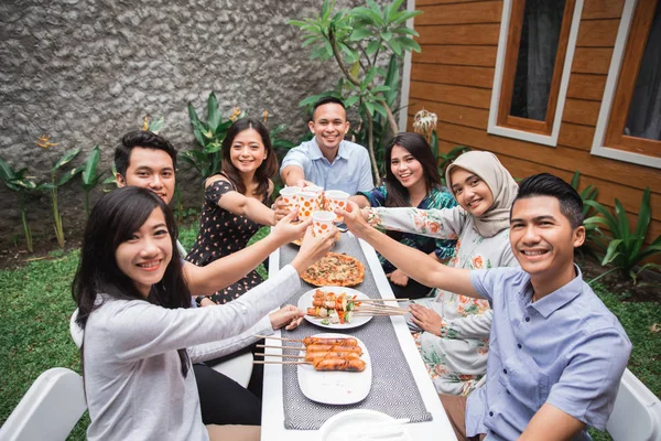 Teman menikmati makan di halaman belakang dan sorak-sorai — Stok Foto