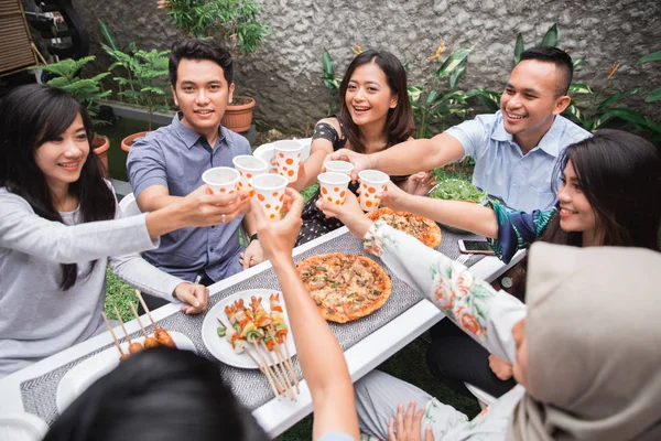 Amigos desfrutando de refeição no quintal e saúde — Fotografia de Stock