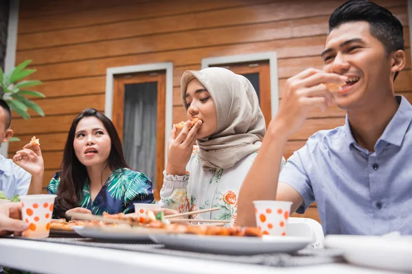 Amigos disfrutando de la comida en la fiesta al aire libre — Foto de Stock