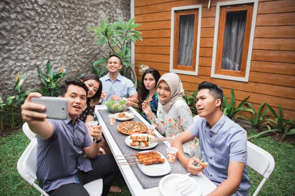 Amigos churrasco ao ar livre e tomar selfie juntos — Fotografia de Stock