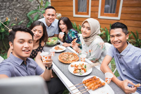 Vrienden barbecue bij buiten en selfie samen — Stockfoto