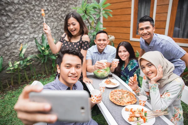 Przyjaciele grill na świeżym powietrzu i biorąc selfie razem — Zdjęcie stockowe