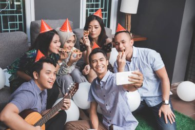 birlikte şarkı ve selfie alarak