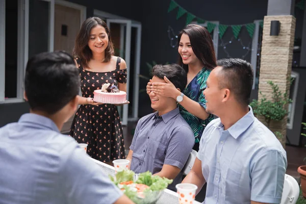 Fiesta de cumpleaños sorpresa con amigos —  Fotos de Stock