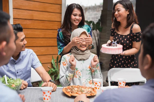 Születésnapi party meglepetés barátokkal — Stock Fotó