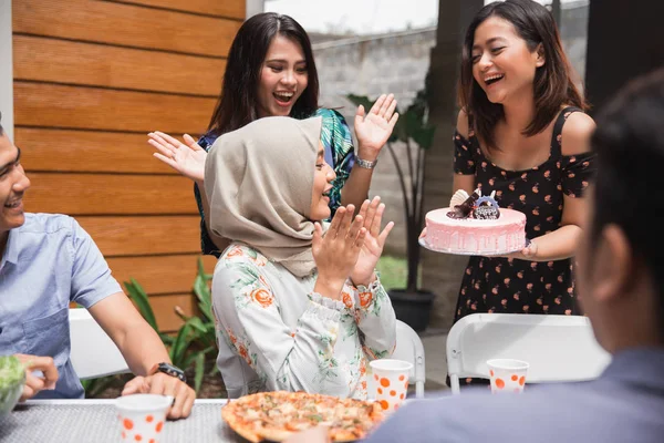 Születésnapi party meglepetés barátokkal — Stock Fotó