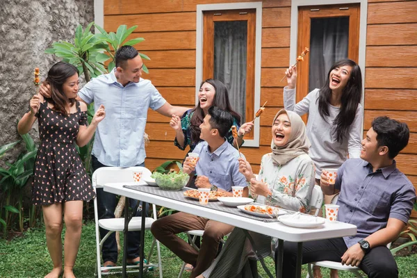 Diverso asiático pessoas amigos pendurados juntos festa — Fotografia de Stock