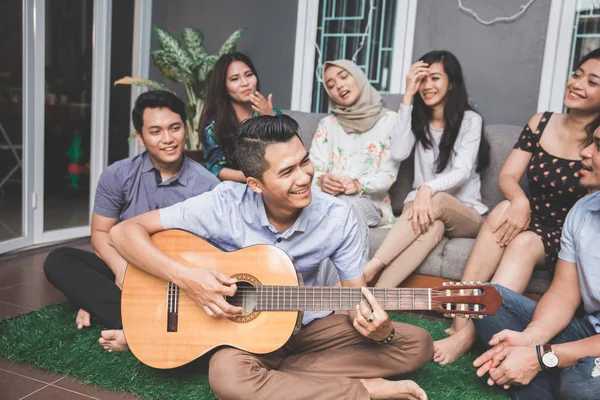 Jovens amigos felizes cantando juntos — Fotografia de Stock