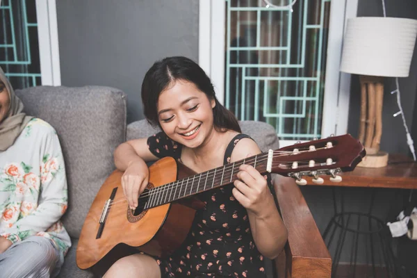 Jovem asiático mulher jogar guitarra — Fotografia de Stock