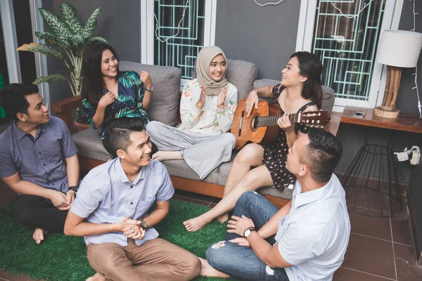 Unga glada vänner sjunger tillsammans — Stockfoto
