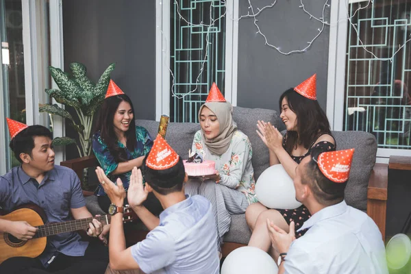 Celebración de cumpleaños con amigos — Foto de Stock