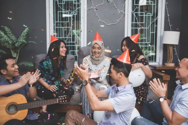 Arkadaş grubu doğum günü kutlaması