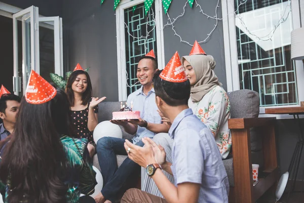 Celebração de aniversário com amigos — Fotografia de Stock