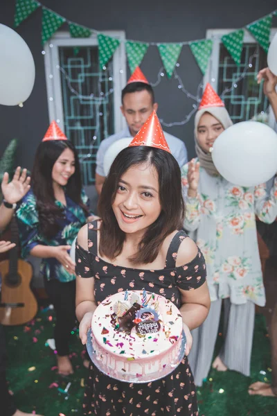 Amigos disfrutando de brithday fiesta y cantando juntos — Foto de Stock