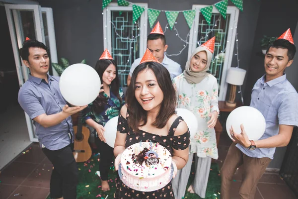 Celebración de cumpleaños con amigos — Foto de Stock