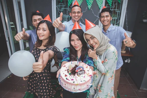 Celebración de cumpleaños con amigos pulgar hacia arriba — Foto de Stock