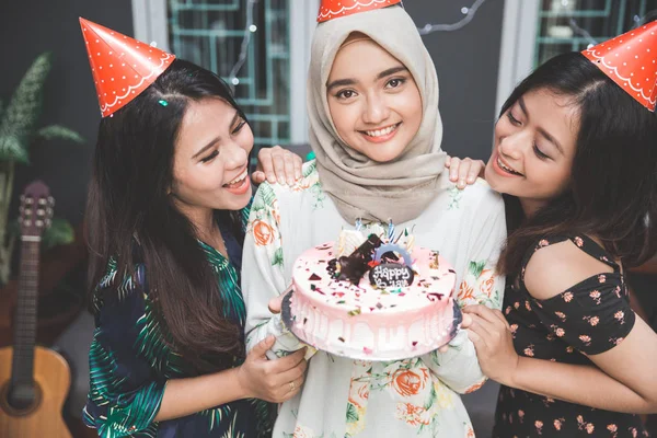 Celebración de cumpleaños con mejores amigos — Foto de Stock