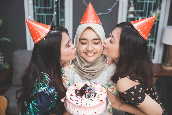 Celebração de aniversário com os melhores amigos — Fotografia de Stock