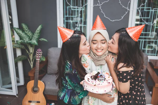 Celebración de cumpleaños con mejores amigos —  Fotos de Stock