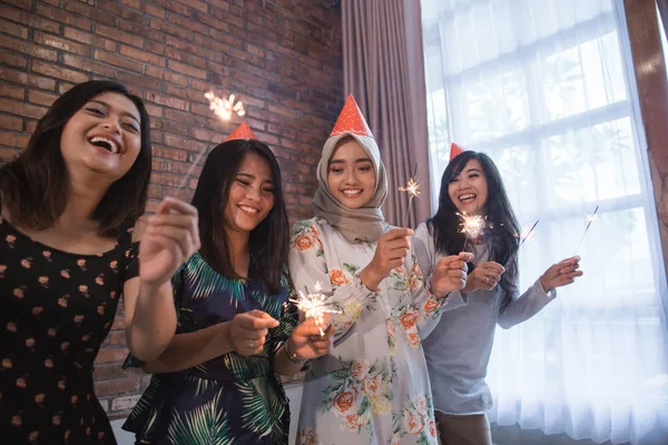 Vrienden verlichting wonderkaarsen samen. vieren — Stockfoto
