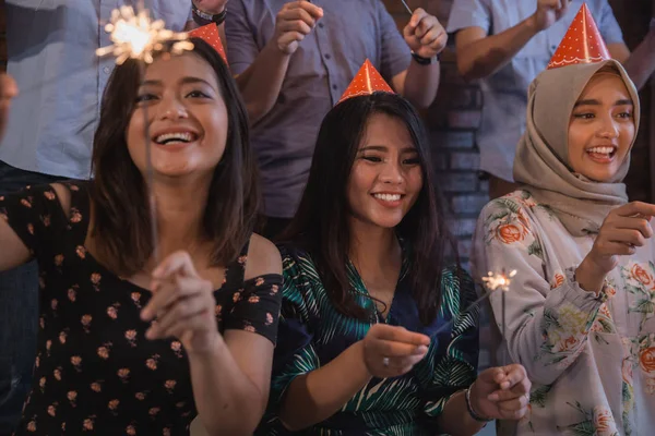 Amigos encendiendo chispas juntos. celebrando — Foto de Stock