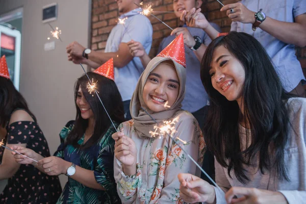 Vrienden verlichting wonderkaarsen samen. vieren — Stockfoto