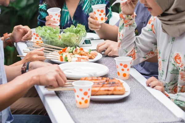 Teman-teman Menikmati Masakan di Pesta Outdoor — Stok Foto