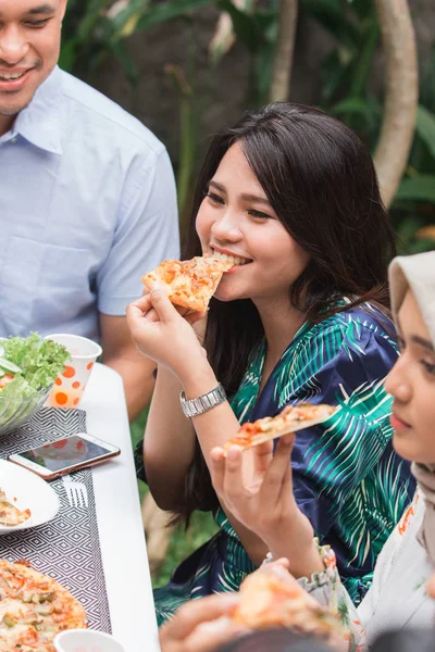 Amigos disfrutando de la comida en la fiesta al aire libre — Foto de Stock