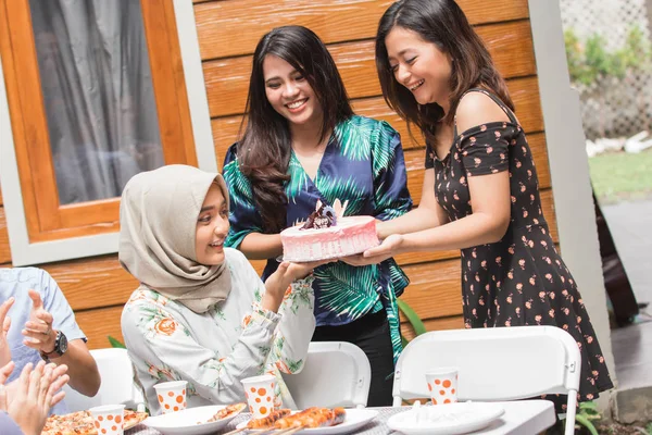 Fiesta de cumpleaños sorpresa con amigos — Foto de Stock