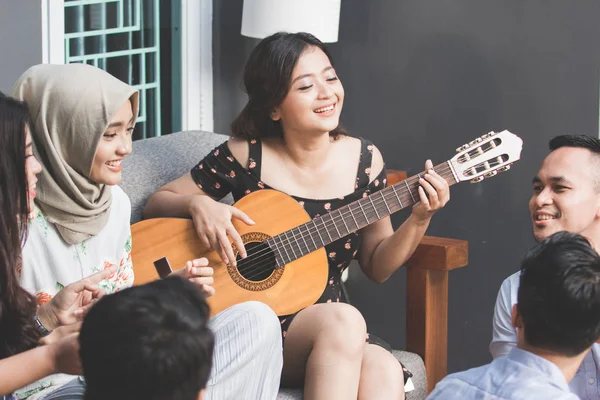 Jovem asiático mulher jogar guitarra — Fotografia de Stock