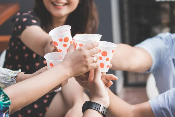 Amigos disfrutando de la fiesta y vítores — Foto de Stock