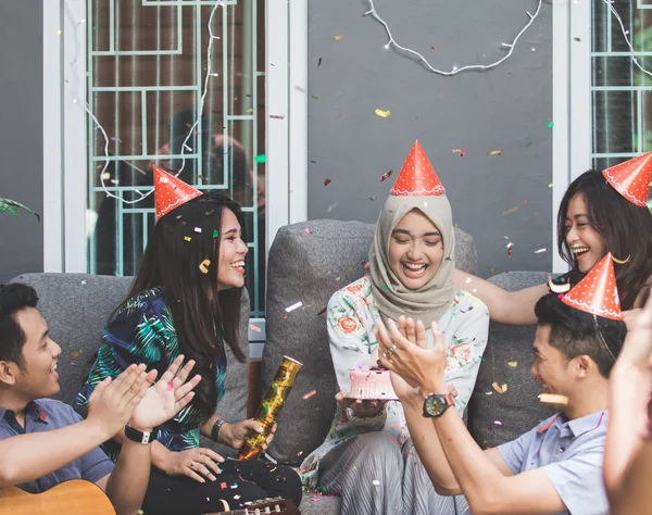 Friends enjoying brithday party and singing together — Stock Photo, Image